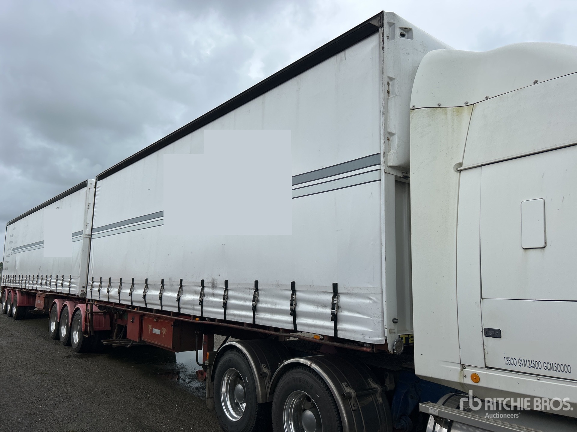 2005 Haulmark 8.5 m Tri/A Curtain Side Trailer