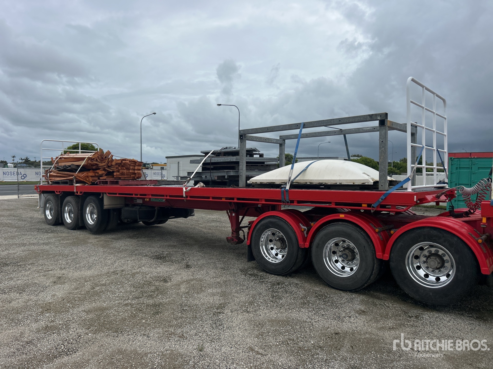 2004 Haulmark 13.7 m Tri/A Flatbed Trailer