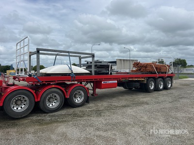 2004 Haulmark 13.7 m Tri/A Flatbed Trailer