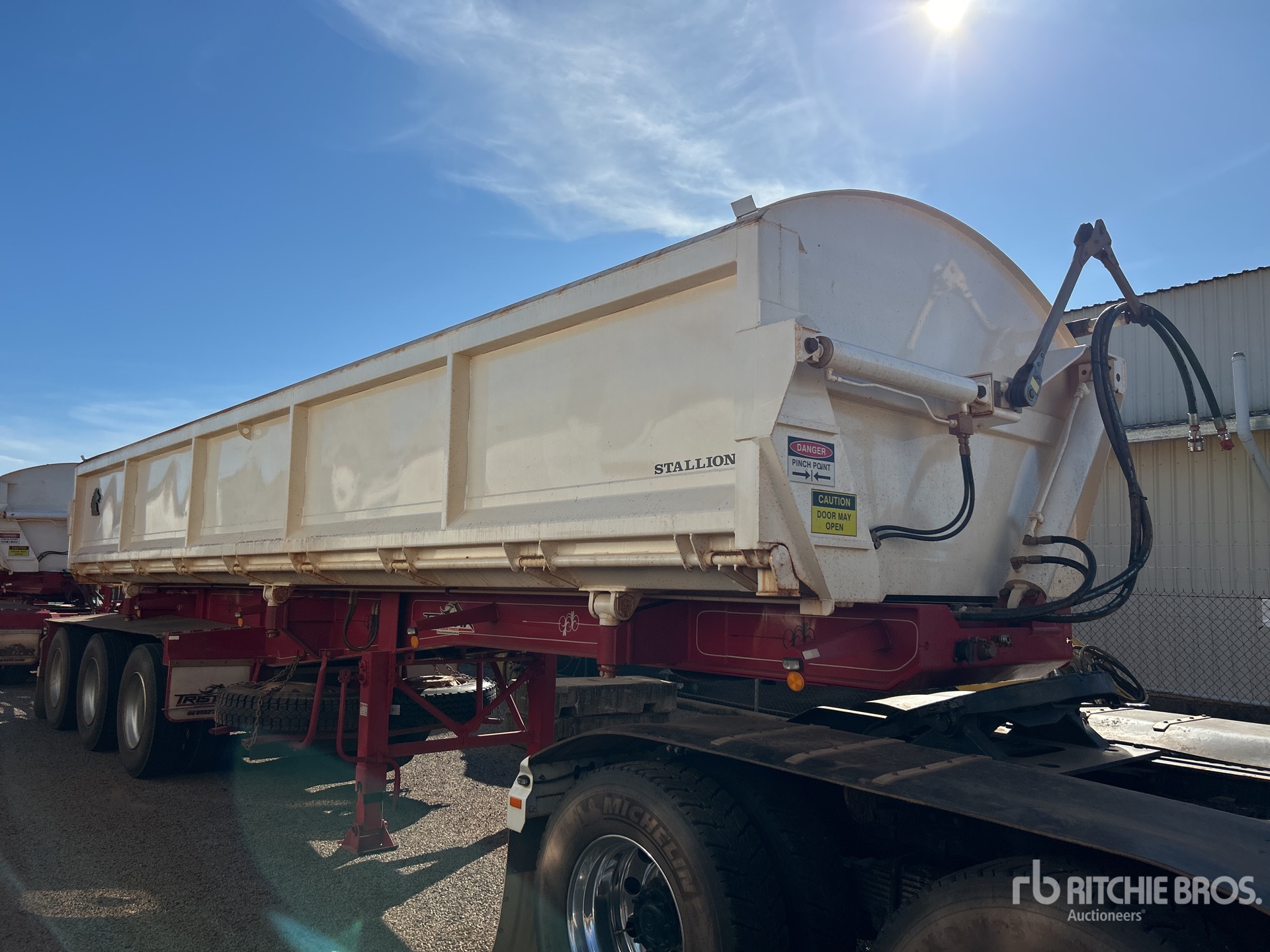 2023 Tristar 9 m Tri/A Side Dump Trailer