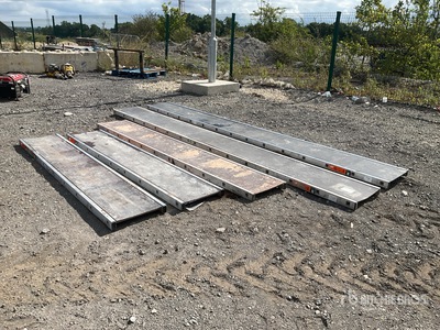 Quantity of (5) 2x4.2m 1x3m 2x2.4m staging boards Divers