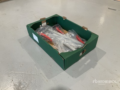 Tray of welding clamps - 2 of 200X 120 Ratchet type, 2of 500x 120 Ratchet Type, 2 of 300 X 120 Heavy Duty Screw Type
