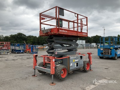 2014 Skyjack SJ6832 RT 4x4 Diesel シザーリフト