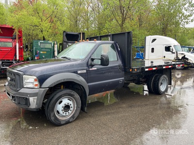 2005 Ford F-550 XL 4x2 Camion à Plateau
