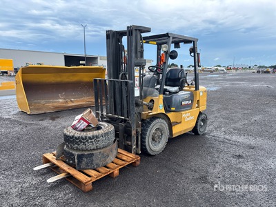 2001 Cat GP25K 3800 lb Pneumatic Tire Forklift