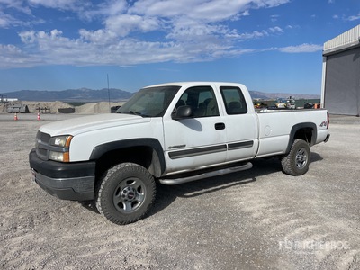 2004 Chevrolet 2500HD 4x4 Extended Cab Pickup