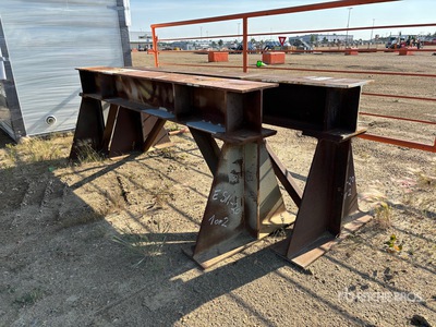 Quantity of (2) Metal Stands Varios, tienda, almacen, consumidor