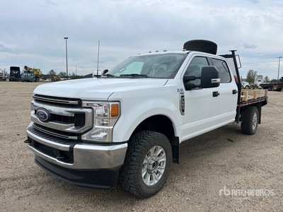 2022 Ford F-350 XLT 4x4 Crew Cab Flatbed Truck