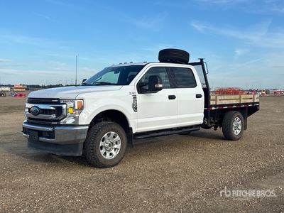 2022 Ford F-350 XLT 4x4 Crew Cab Flatbed Truck