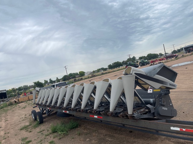 2014 Gleaner 3000-12R 12 Row 26 ft 10 in Corn Combine Header