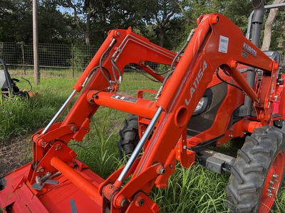 Kubota LA1154 Front Loader Attachment (Inoperable)