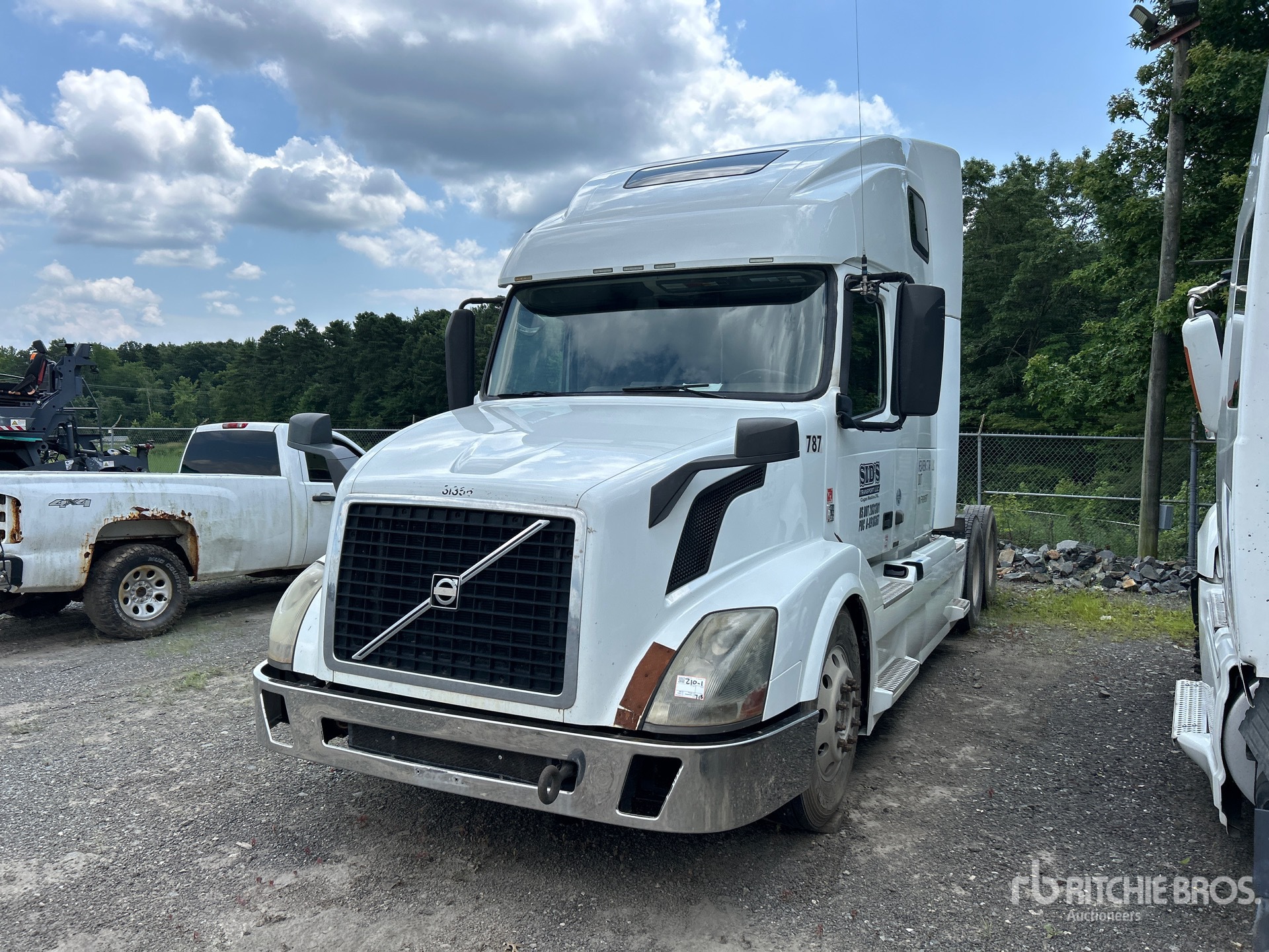 2015 Volvo VNL 6x4 Cabeza Tractora Cabina Dormitorio (Inoperable)