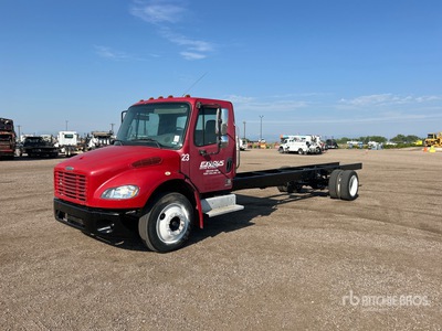 2004 Freightliner M2106 4x2 Camion fourgon