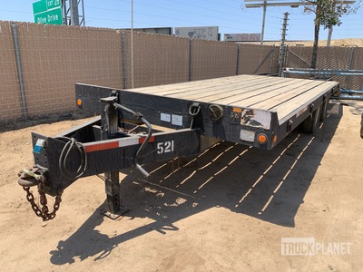 2001 Denair 25 ft T/A Apparatuur aanhangwagen