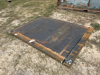 Quantity of (2) 2025 Kit Containers     6 ft 1 in x 8 ft (.87 in Thick) Road Placche in metallo (Unused)