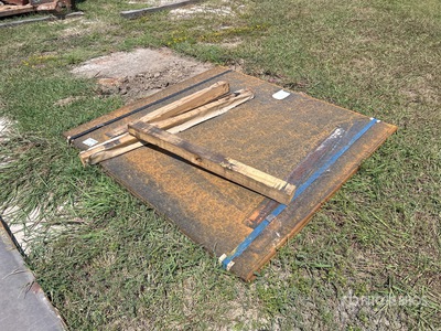 Quantity of (2) 2025 Kit Containers 5 ft 9 in x 6 ft 1 in (1 in Thick) Road Placche in metallo (Unused)