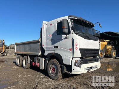 2016 SINOTRUK A7 6x4 Sleeper T/A Camión dumper