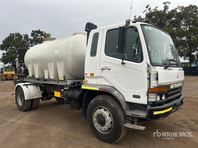 1997 Mitsubishi FM 600 4x2 Camion cisterna de agua