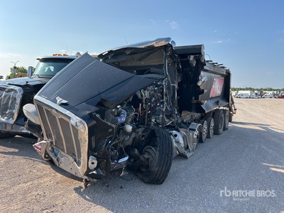 2017 Peterbilt 567 14x4 Camion-benne à cinq essieux (Inoperable)