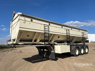 2016 Meridian 1260 32 ft Tri/A Tender Trailer