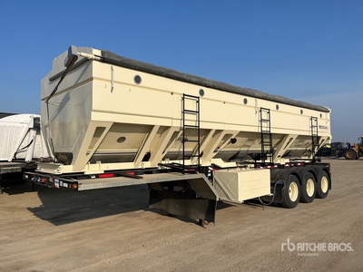 2016 Meridian 1260 32 ft Tri/A Tender Trailer