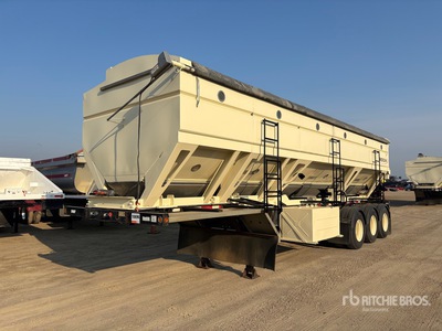 2015 Meridian 1260 32 ft Tri/A Tender Trailer