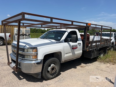 2016 Chevrolet 3500 4x2 two fuel tanks on with 12v pump other manual pump Camión Caja Abierta (Inoperable)