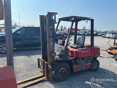 Toyota 02-5FD25 5500 lb Pneumatic Tire Forklift (Inoperable)