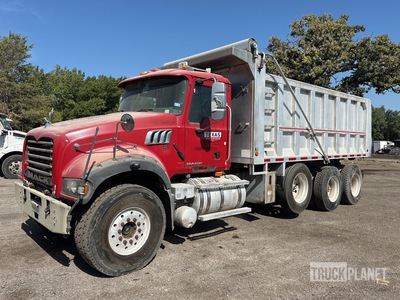 2009 Mack GU713 8x4 Camion à benne tandem