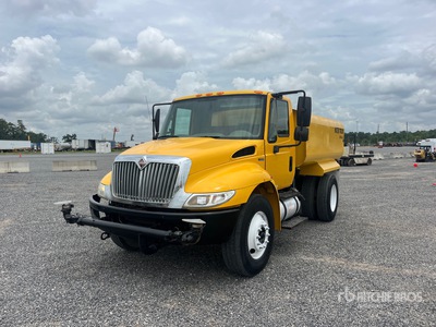 2011 International 4300 2000 gal 4x2 Camion à eau