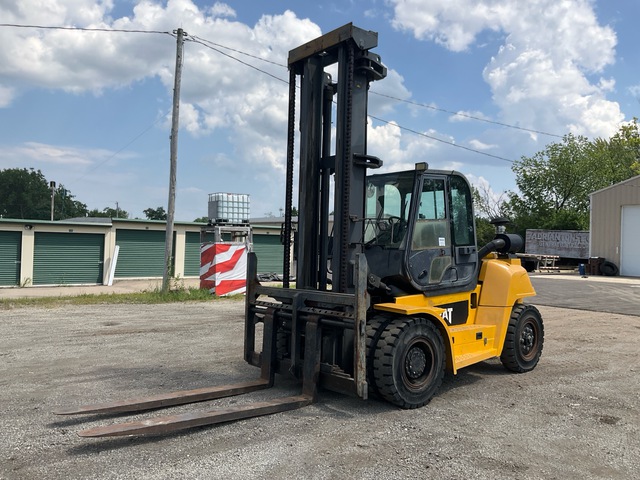 2009 (unverified) Cat P20000 13600 lb Pneumatic Tire Forklift