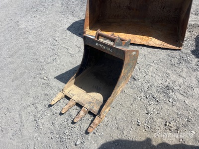 20 in Digging Excavator Bucket