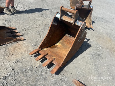 24 in Digging Excavator Bucket