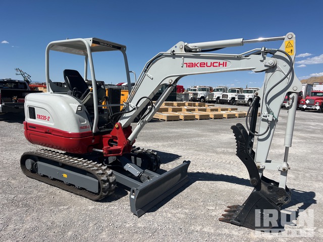 EXCAVADORA 2023 TAKEUCHI TB235