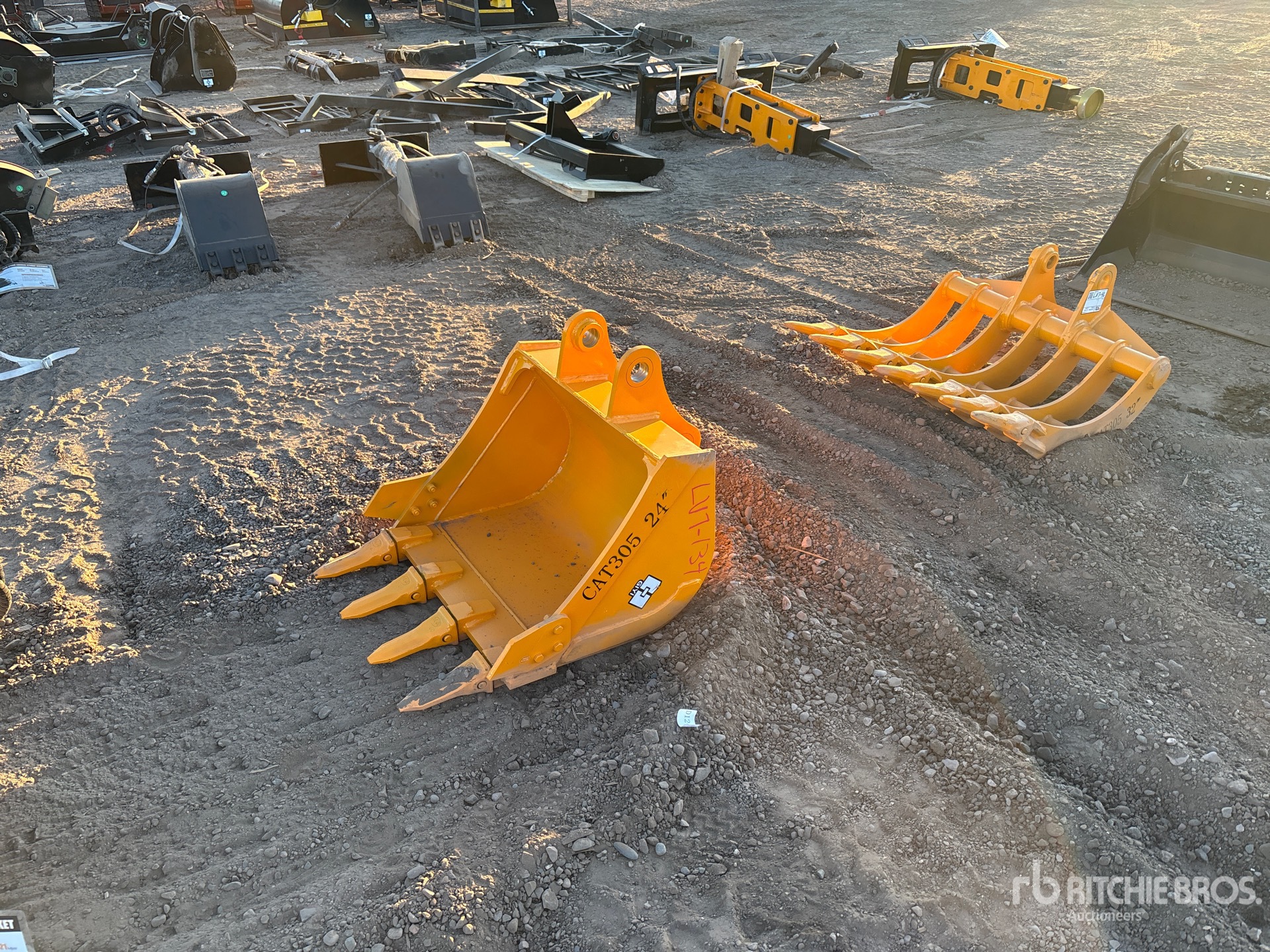 2025 GIYI GY-BK 24 in Digging Excavator Bucket - Fits Cat 305 (Unused)