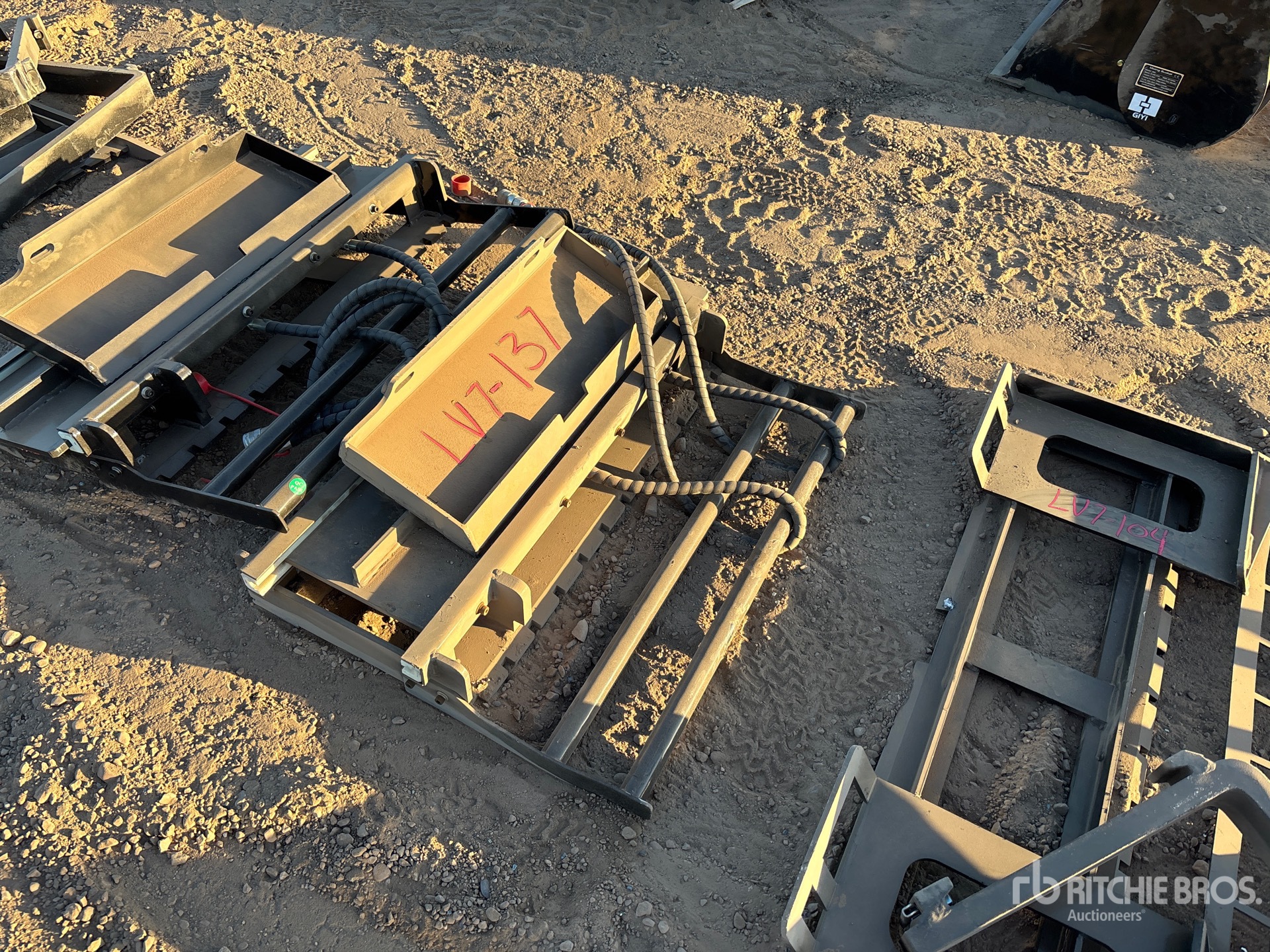 2025 GIYI GY-CYHC Mini Skid Steer Forks (Unused)