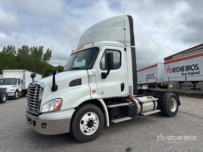 2015 Freightliner Cascadia 113 4x2 S/A Day Cab Truck Tractor