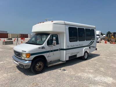 2004 Ford E-450 4x2 14-Seat Mini Bus