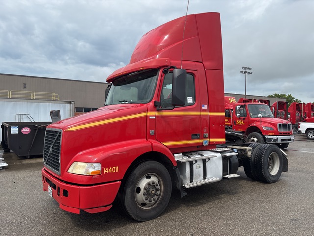 2015 Volvo VNM42T200 4x2 S/A Day Cab Truck Tractor