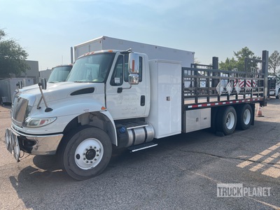 2016 International DuraStar 4400 6x4 18' w/ Supply Box 6x4 شاحنة مسطحة (Inoperable)