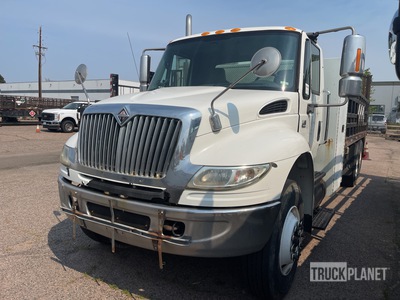 2006 International DuraStar 4400 6x4 18' w/ Supply Box 6x2 شاحنة مسطحة