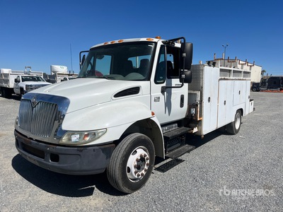 2002 International 4300 4x2 Camion de servicios