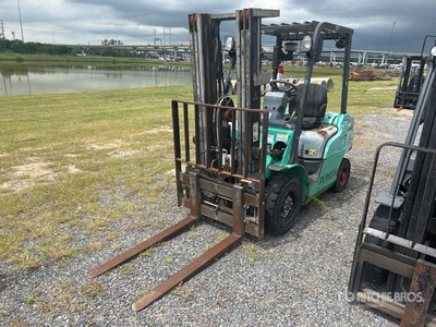 2008 Mitsubishi FD25 4950 lb Pneumatic Tire Montacargas
