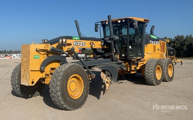 2017 John Deere 672G ممهدات الأرض الآلية