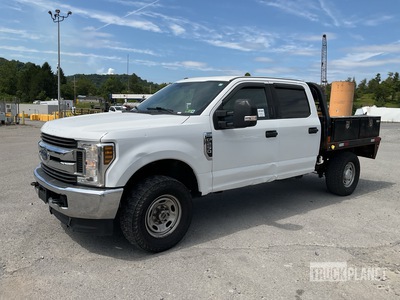 2018 Ford F-250 XLT 4x4 Crew Cab Flatbed Truck