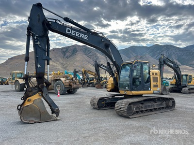 2015 John Deere 245G Escavatore cingolato