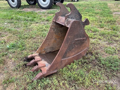 Accurate HD120-30-WBM1322 27 in Digging Excavator Bucket - Fits Hitachi Zaxis 135