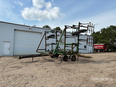 John Deere 1610 33 ft Cultivator