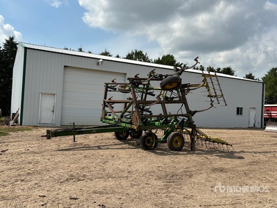 John Deere 610 28 ft Cultivador