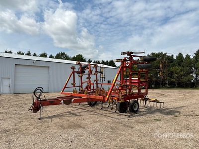 1983 Bourgault Commander 28-32 28 ft محراث